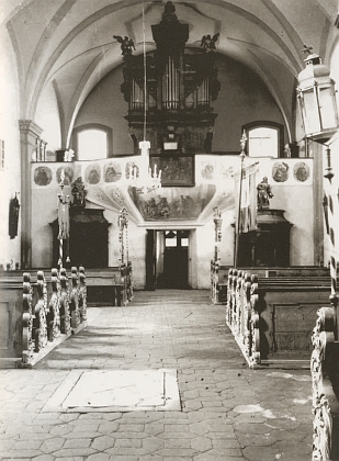 Exteriér a interiéry klášterního kostela v Pivoni s oltářem Zvěstování Panny Marie
na snímcích z přelomu 19. a 20. století