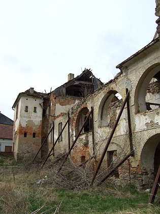 Současný stav (2012) někdejší omlenické německé školy