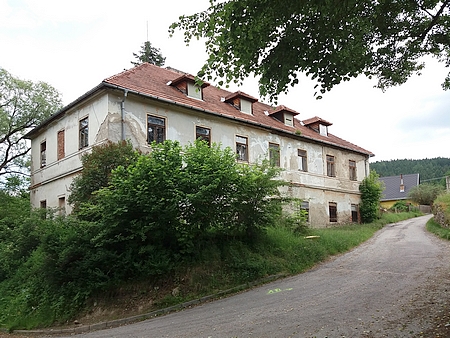 Budova někdejší školy v Zátoni, jedno z jeho učitelských působišť