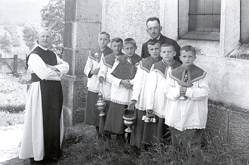 Tento snímek, zachycující ho s ministranty u kostela v Rožmitále na Šumavě, je ve fondu českokrumlovského fotoateliéru Seidel datován 3. července válečného roku 1941