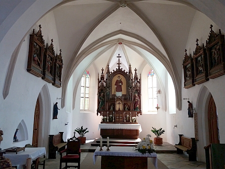 Dnešní (2022) záběry kostela v Přídolí
