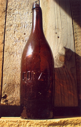 Láhve Gotzových šumavského pivovaru, ta vpravo nalezená v někdejším jeho objektu roku 2011