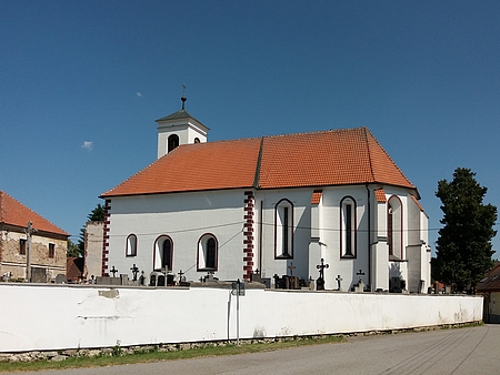 Návesní kaple v Čepřovicích a předslavický kostel sv. Václava, kde byl pokřtěn