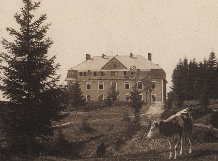 Hotel Belveder na starší pohlednici i s personálem z dvacátých let, než ho v roce 1931 Gradl koupil