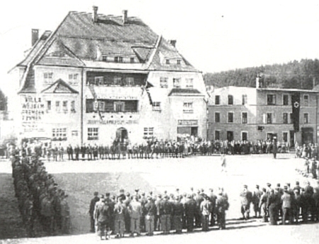 Přísaha "útočných oddílů" freikorps v Bavorské Železné Rudě a jejich nástup na Kostelním náměstí už v té "české" svědčí o tom, jakým tlakům Československo v roce 1938 čelilo zevně i uvnitř