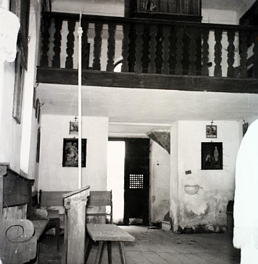 Interiér kaple Panny Marii Pomocné na snímku z osmdesátých let 20. století, kterým Sepp Berndt doprovodil svou vzpomínku