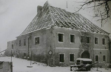Zaniklý dům čp. 8 na hornoplánském náměstí na snímku z třicátých let 20. století a těsně před demolicí v roce 1988