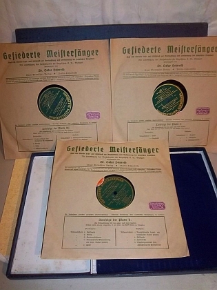 Soubor gramofonových desek, zachycujících hlasy "opeřených mistrů pevců"
a naplňujících projekt, na němž se i on podílel