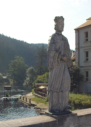 K básni Most v Rožmberku nad Vltavou (socha sv. Jana Nepomuckého před a po obnově)