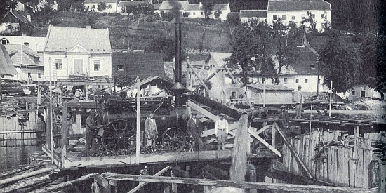 Stavba mostu v Rožmberku nad Vltavou v letech 1931-1932, víc než deset let předtím, než se narodila