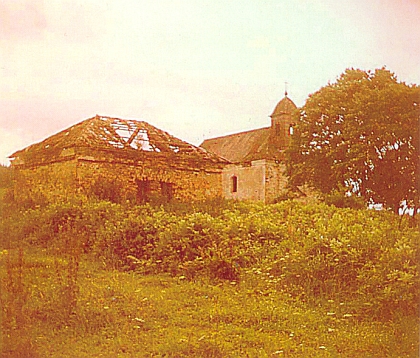 Kostel a hřbitovní márnice v Novém Světě krátce před stržením roku 1976