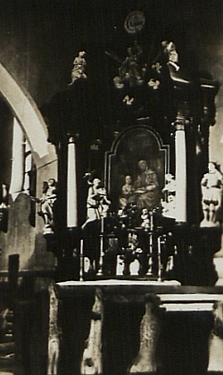 Jeho snímky bočních oltářů děpoltického kostela