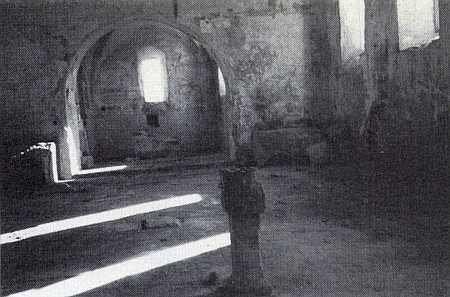 Kostel v Polné na Šumavě na snímku z jedné kněžské primice roku 1934 a v roce 1992 před obnovou