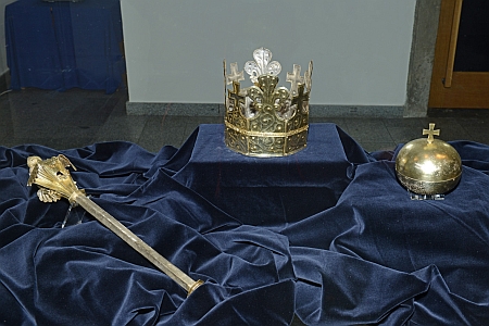 Pohřební insignie Přemysla Otakara II. při svém vystavení v Českých Budějovicích roku 2015