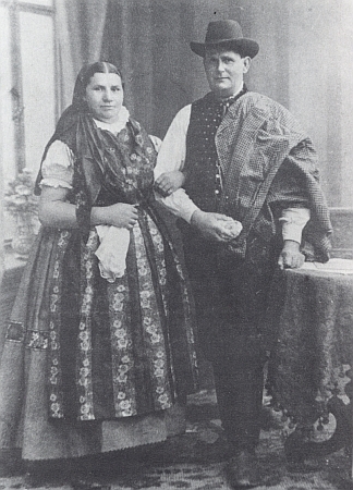 Německý selský kroj ze strýčického jazykového ostrova zde na snímku z roku 1908 prezentuje sedlák ze Záboří (Saborsch) Jakob Seemann (1859-1931) se svou
ženou Marií, roz. Kimmelovou (1873-1917) z Babic (Bowitz)