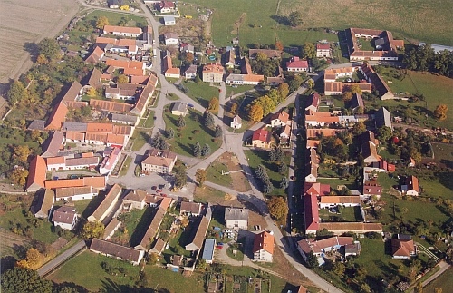 Její rodné Radošovice si dodnes celkem zachovaly původní půdorys