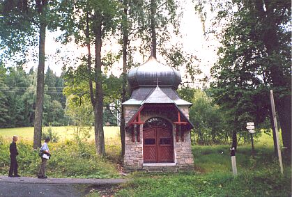 Kaple u Karlova podle návrhu dvorního rady Heinricha von Ferstla, stavitele známého votivního kostela sv. Otmara ve Vídni (mj. se stal předlohou pražského chrámu sv. Ludmily na Královských Vinohradech)