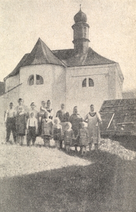 Snímek a půdorysný nákres doprovázející jeho článek o kostelíku Svatého kříže