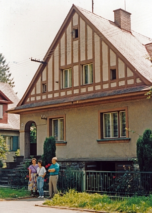 Dům čp. 506 v dnešní Klatovské ulici v Nýrsku, kde žil do odsunu, na snímku z roku 1992 před ním stojí bratr Franz s rodinou