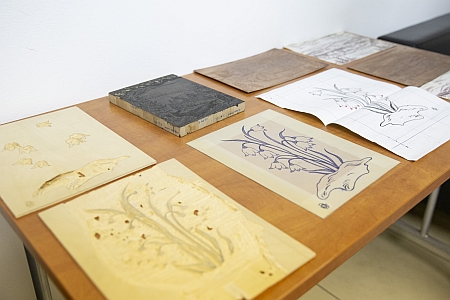 Na výstavě bylo k vidění kromě jeho děl i umělecké náčiní