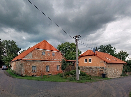 Chudenínská stavení čp. 14 a 47 na snímku z roku 2022