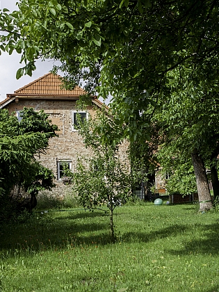 Chudenínská stavení čp. 14 a 47 na snímcích z roku 2026