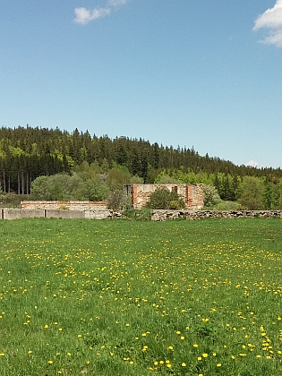 Dnešní snímek prostoru, kde stával ondřejovský kostel a za ním fara