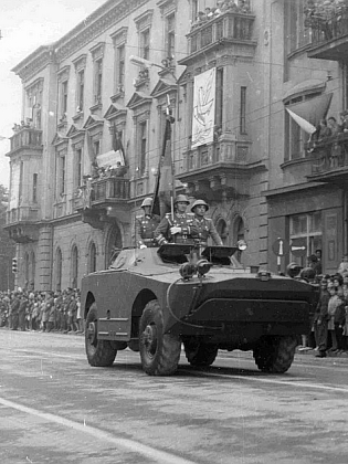 ... který byl později stržen - na snímku z roku 1966 je při vojenské přehlídce nahrazen rudou hvězdou se srpem a kladivem, vojáci v obrněném voze jsou z armády Německé demokratické republiky