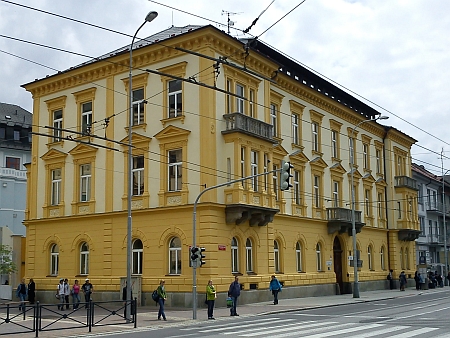 Stopy po znaku opatství jsou na balkóně stále patrné