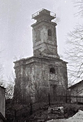 Na snímku z roku 1977 je již ubourána většina lodi, kostel byl odstřelen v témže roce jako poslední budova zaniklé farní osady