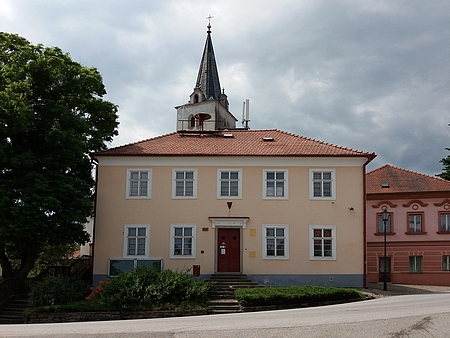 Německá škola v Přídolí na staré pohlednici a dnes (2017)