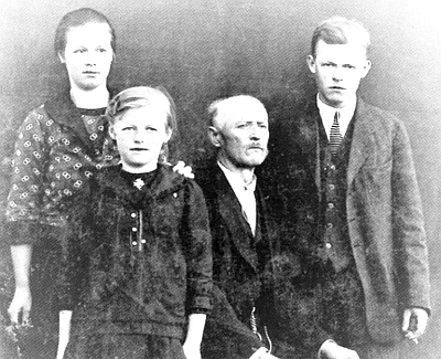 Hrnčířská rodina Zikova z Cetvin čp. 66, odleva Elisabeth, Maria (1911-1989), otec Augustin a bratr Leopold (1902-1935)