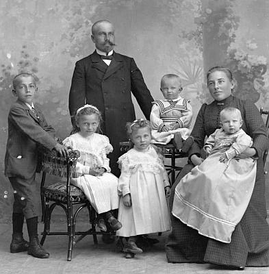Rodinný snímek od Seidelů z června 1903, dětí je tam víc, než odpovídá archu sčítání níže
