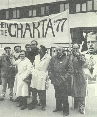 Při demonstraci před velvyslanectvím ČSSR v Bonnu
za propuštění Václava Havla roku 1989 (třetí zprava)