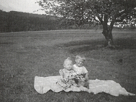 Ona a malý Walter, její synovec, v létě roku 1944 vedle rodného domu, za nimi jabloň, která tam až dosud stojí a plodí