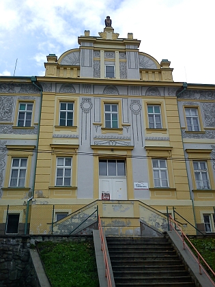 Ulice Zlatá stezka v Prachaticích, dům čp. 240/II., zvaný "Sova", původně studentský domov, který vedl, na dvou snímcích z roku 2013