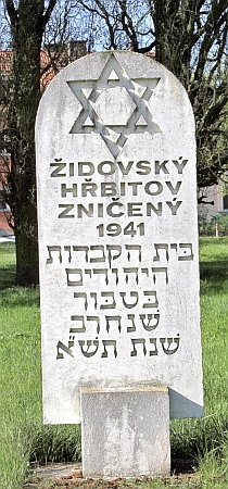 Pietně upravené místo, kde býval starý židovský hřbitov v Táboře