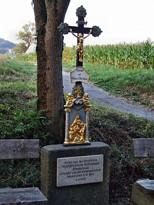 Obnovený křížek pocházející z Červeného Dřeva stojí v Neukirchen beim Heiligen Blut, jak dokládá snímek z léta roku 2015