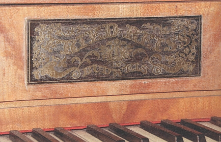 Žirafový klavír a štítek upevněný nad klaviaturou kladívkového křídla s nápisem Fried. Reiss Budweiss (ze sbírek Jihočeského muzea)