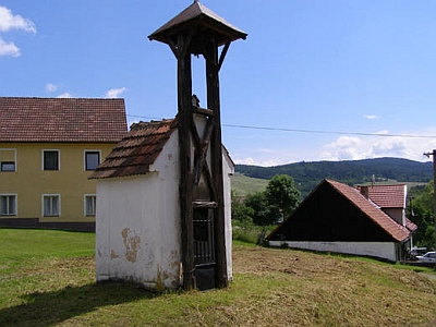 Zvonička u návesní kaple v Meziříčí