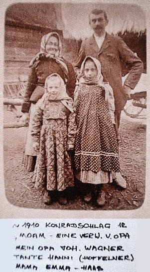 Jeho předci z Konratic (vpravo nahoře děd Johann Wagner) na fotografii, kterou daroval do pamětní knihy Rychnova u Nových Hradů