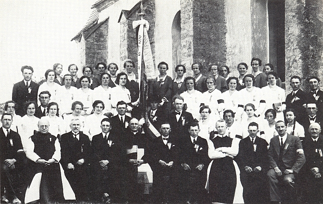 Snímku z odhalení pomníku padlým v 1. světové válce v Rychnově u Nových Hradů, jeho otec Paul sedí v první řadě první zleva, pod praporem je Tecelin Jaksch a čtvrtý zprava Severin Gottsmich