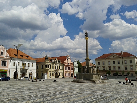 Náměstí ve Stříbře s mariánským sloupem a radnicí v roce 2014