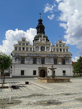 Náměstí ve Stříbře s mariánským sloupem a radnicí v roce 2014