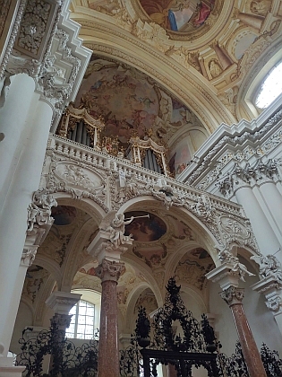 "Hudbymilovný" klášter Sankt Florian, kde zněly jeho skladby, s varhanami, na které hrával jeho současník Anton Bruckner