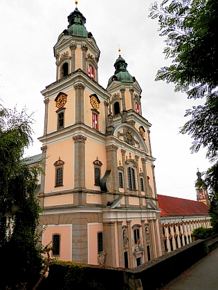"Hudbymilovný" klášter Sankt Florian, kde zněly jeho skladby, s varhanami, na které hrával jeho současník Anton Bruckner