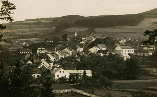 Vyšší Brod na pohlednici českokrumlovského fotografa Josefa Wolfa z let jejího narození