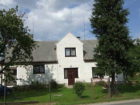 Dům čp. 43 v Novém Stavení u Desek na snímcích z roku 2014