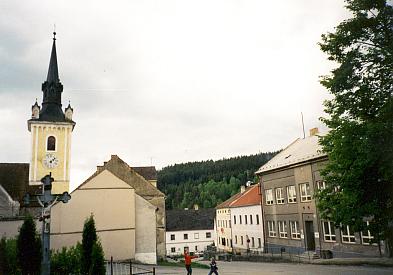 Kostel a naproti škola v Rožmitále na Šumavě,
její rodný dům...