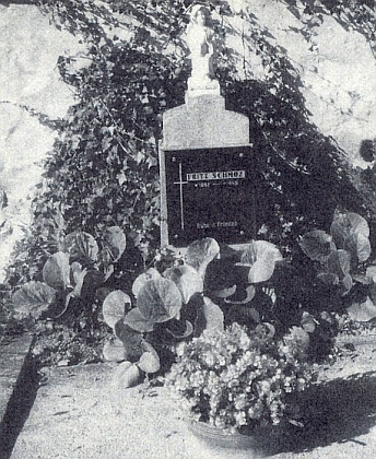 Hrob posledního německého starosty Nových Hradů Fritze Schmoze, pověšeného z oken radnice 9. května 1945, je na zdejším hřbitově zachován a udržován